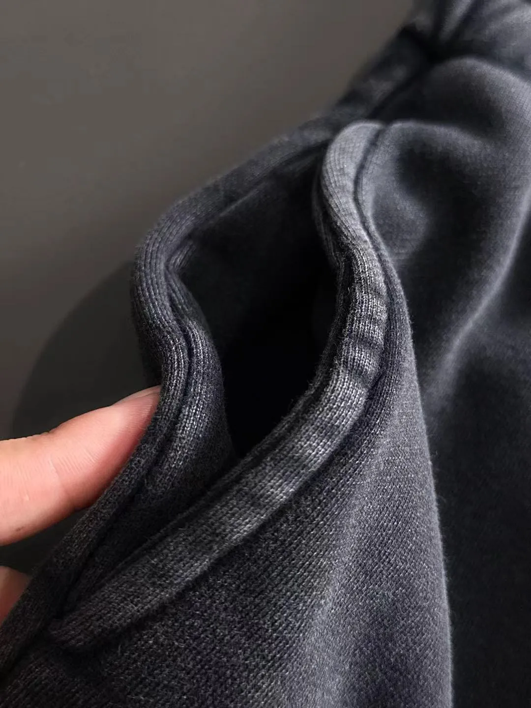 Next day shipment P360 Stone lsland/Stone Island Exclusively launches 25ss autumn and winter new high-quality trousers. Compare real-life details at will. Craftsmanship that ordinary small workshops cannot copy. Top-level ZP development. Unique imported fabric feel. Purely imported German machine production. Precision operation. Ten thousand needle density. A pair of trousers with rich details. You can see the development strength. A full set of new accessories are customized simultaneously. Simple yet elegant. Soft, delicate and comfortable. The upper body is versatile and fashionable. A perfect choice for autumn and winter. A must-have item. Loose fit. Please refer to the size chart when placing an order: S to XXL (or state your height and weight when placing an order)